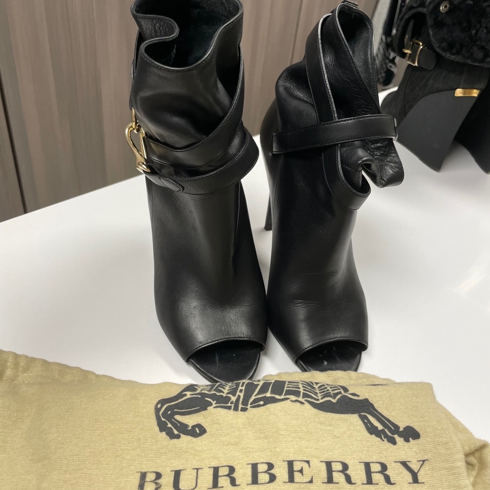 Burberry black & gold leather boots